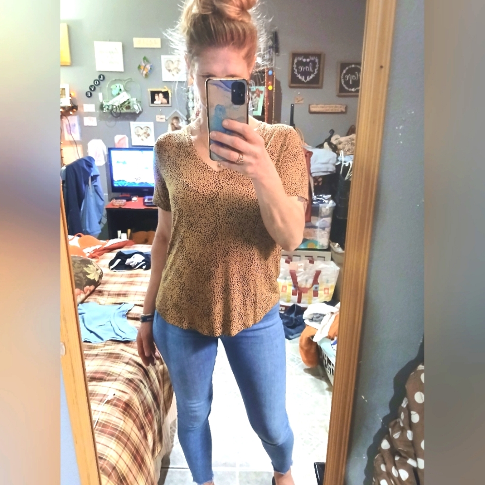 🎈Old Navy🎈BUY 1 GET 1 FREE ALL LISTINGS🎈Animal Print Luxe V-neck T-shirt Sz M